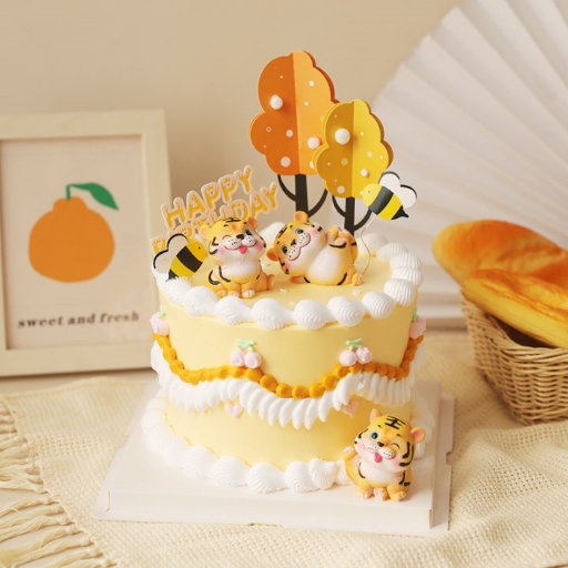 Bánh sinh nhật màu vàng trang trí con hổ
